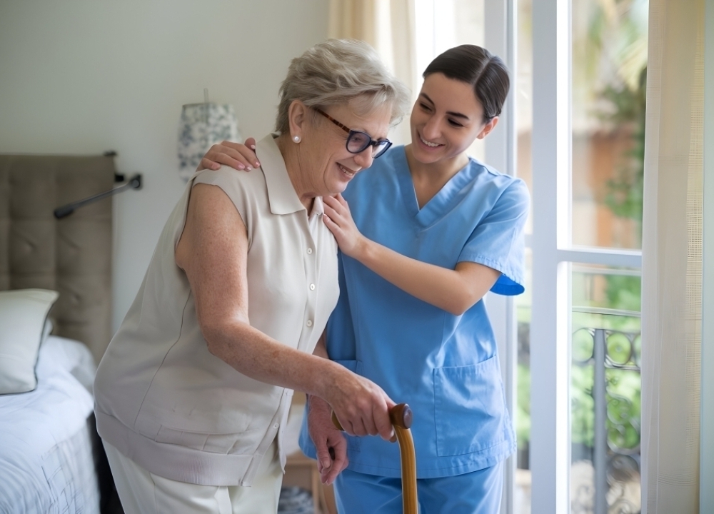 O que muda na vida do idoso e da família depois de ter um cuidador?