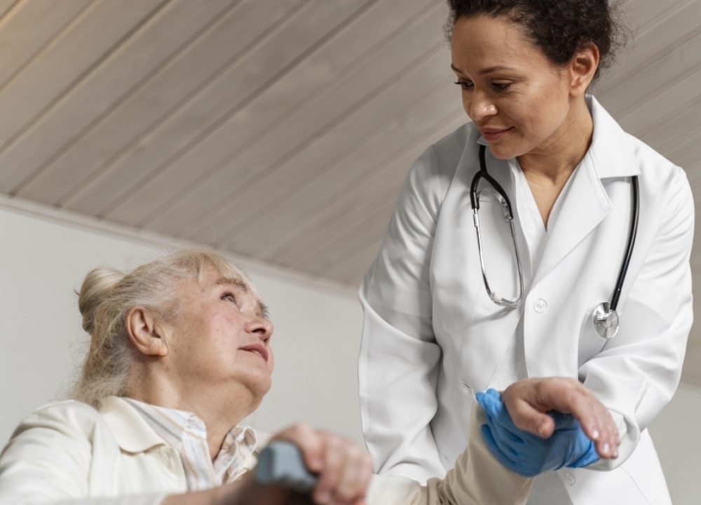 Desvendando mitos que te contaram sobre o cuidado com idosos